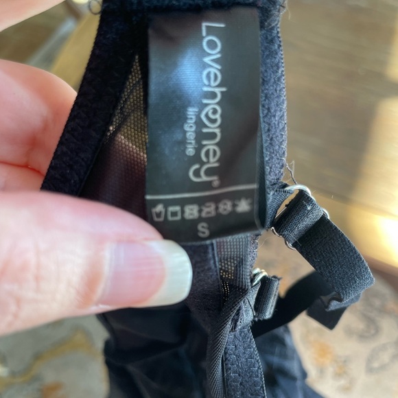 Love honey Parisienne black lace plunge chamise. Size small - Picture 5 of 7